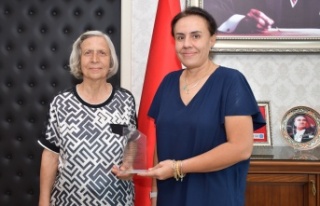 49 yıllık hekime teşekkür plaketli uğurlama