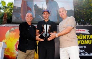 Dünya Şampiyonu Toprak'a görkemli karşılama