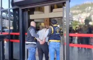 Alanya'da sokakta kadına saldıran şüpheli...