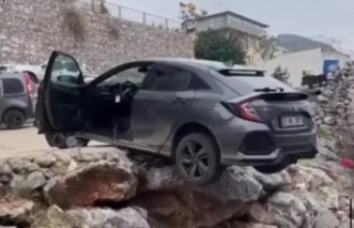 Alanya'da geri manevra yapan araç asılı kaldı