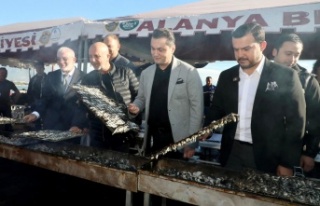 Alanya'da vatandaşlara 7 ton hamsi ikram edildi