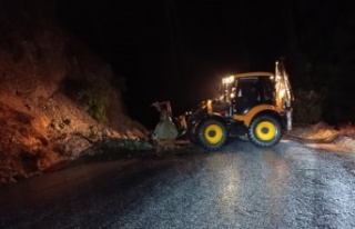 Alanya'da heyelan nedeniyle kapanan yol açıldı