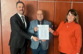 Yenialp mazbatasını alıp görevine başladı