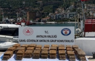 Alanya'da 40 kilo esrar kıyıya vurdu