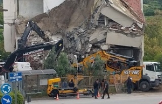 Alanya'da bina kepçenin üstüne çöktü