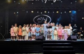 Mevlan Kurtishi konserinde çocuklardan duygulandıran...