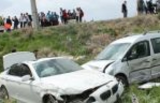 Çarpışan Araçlar Şarampole Uçtu: 4 Yaralı 