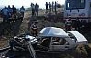 Ezilen otomobilden sağ kurtuldular