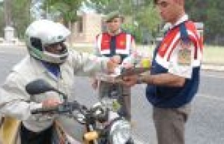 Jandarma Sürücülere Çiçek Ve Lokum Dağıttı...