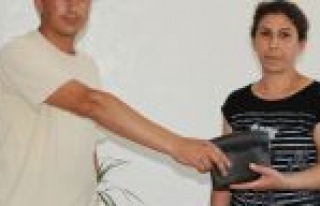 Temizlik Görevlisi, Bankta Bulduğu Çantayı Sahibine...