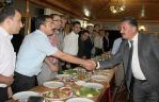 Toroslar Çalışanları Başkan Tuna’ya Yemekle...