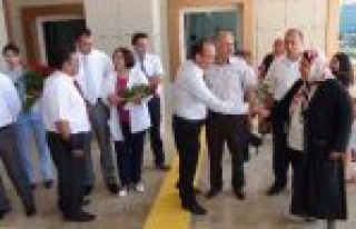 Vatandaşlar Yeni Hastanede Çiçeklerle Karşılandı...