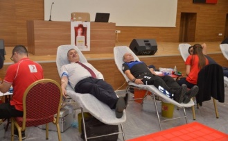 Antalya polisinden Cumhuriyetin 100. yılı etkinliklerinde Kızılay'a kan bağışı