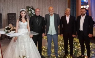 Alanyalı turizmcileri buluşturan düğün