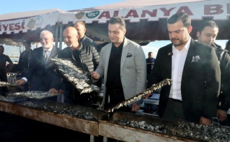 Alanya'da vatandaşlara 7 ton hamsi ikram edildi