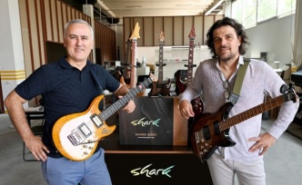 Elektro gitarı yeniden yarattılar