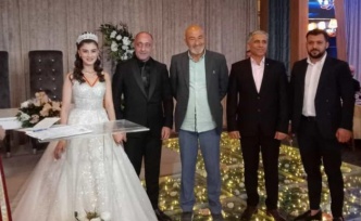 Alanyalı turizmcileri buluşturan düğün