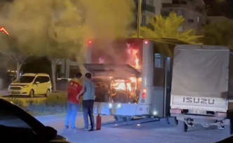 Alanya’da seyir halindeki halk otobüsünde yangın paniği