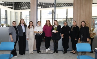 Kadın meclis üyelerinden anlamlı kutlama