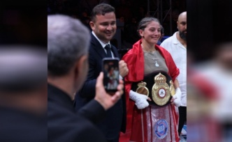 ALKÜ'lü Seren Dünya Şampiyonunu yenip altın kemerin sahibi oldu