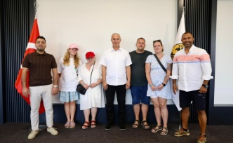 Vücuduna Alanya sevgisi dövmesi yaptıran turistten Özçelik'e ziyaret