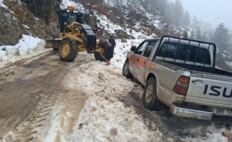 Alanya'da karda mahsur kalan araçlar kurtarıldı