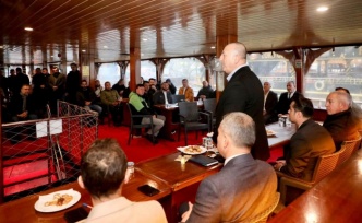 Çavuşoğlu ve protokol İskele esnafını dinledi