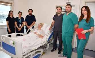 Karnından 12 kilogramlık yumurtalık kitlesi çıkartıldı