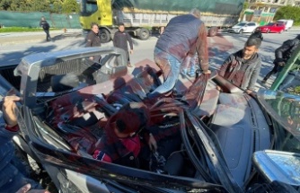 Alanya'da feci kaza! Araç içine sıkışan şoför güçlükle kurtarıldı