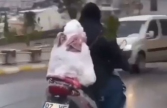 Motosikletin arkasındaki kardan adam ile şehir turu attı