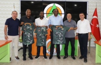Dominika Başbakanı Skerrit Alanyaspor'u ziyaret etti