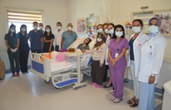 Yaşam mücadelesini kazanan İlknur yeni yaşını doktoru ve hemşireleri ile kutladı