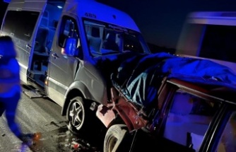 Tur minibüsü kamyonete çarptı: 4’ü turist 11 yaralı