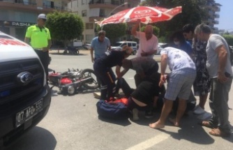 Alanya'da motosiklet ile otomobil çarpıştı: 1’i ağır, 2 yaralı