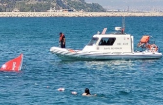 Antalya'da su alan sürat teknesi battı