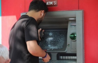 Para çekmeye gelenler ATM'lerin parçalanmış camlarıyla karşılaştı