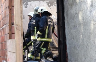 Antalya'da metruk binada kokutan yangın