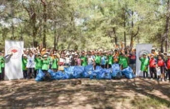 Çocuklar ormandan poşet poşet çöp topladılar