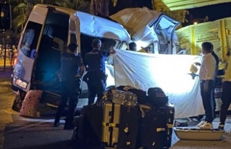İsveç ve Alman uyruklu turistleri taşıyan minibüs, duran kamyona çarptı: 1 ölü, 10 yaralı