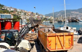 Alanya Belediyesi İskelenin temizliğine el attı