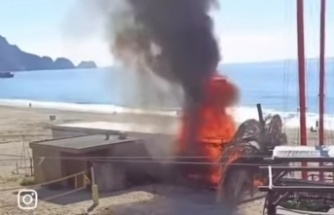 Alanya'da plajda büfe cayır cayır yandı