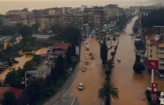 Alanya yollar göle döndü