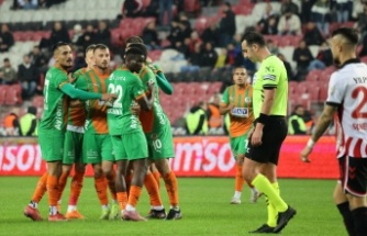 Alanyaspor uzatmalarda bir puanı kurtardı