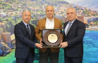 Rokertmen Özçelik'e Erdem ve Kural'dan teşekkür plaketi