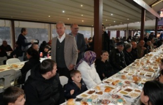 Başkan Özçelik ilk iftarı vatandaşlarla birlikte yaptı