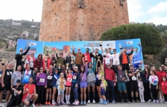 Mavi gözlü dev adama koştular