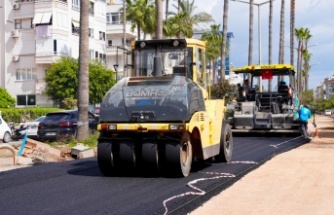 Atatürk Caddesi güney şeritte sıcak asfalt başladı