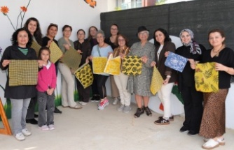 Kadınlar kendi balmumu kumaşlarını üretti