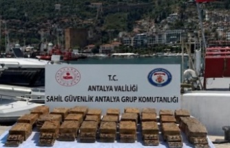 Alanya'da 40 kilo esrar kıyıya vurdu