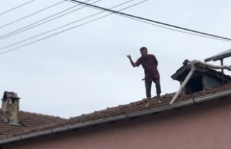 Çatıya çıkan şahsı polis kurtardı!